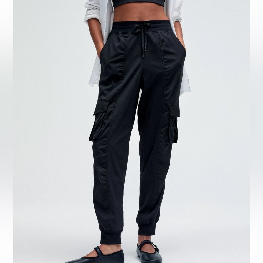 lululemon athletica Black dance studio mid rise Women's Cargo Jogger Pants small